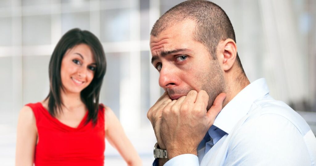 赤いワンピースの女性と怯える奥手そうな男性