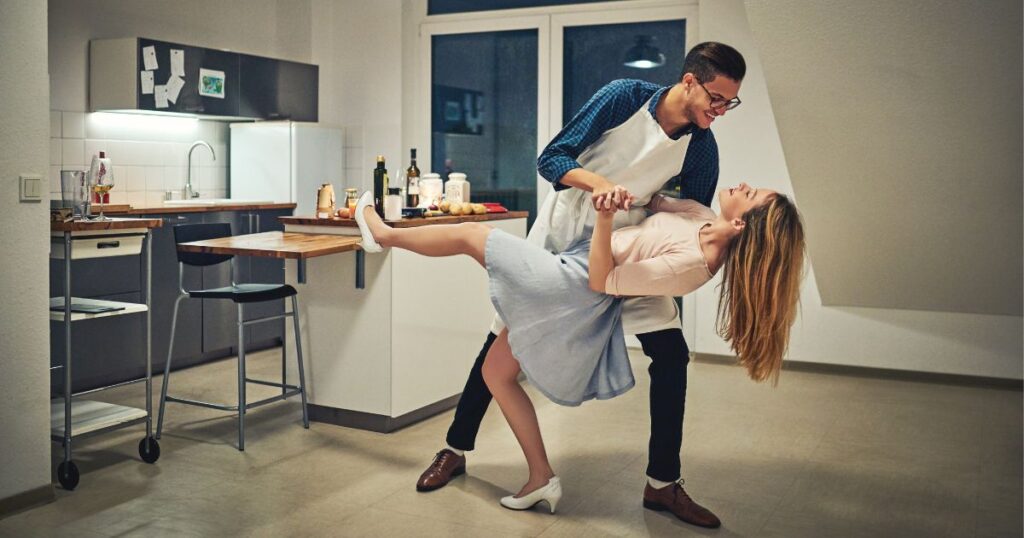 部屋で一緒にダンスを踊る男女