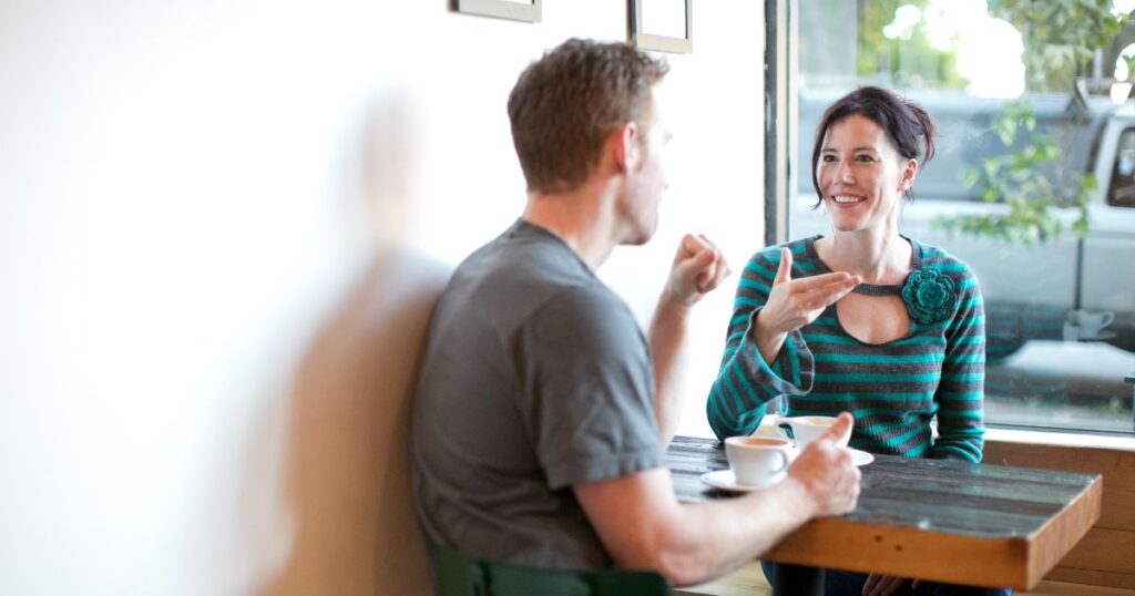 カフェで仲良く話す男女