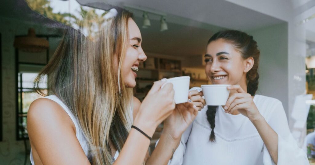 カフェで楽しそうに談笑する二人の女性
