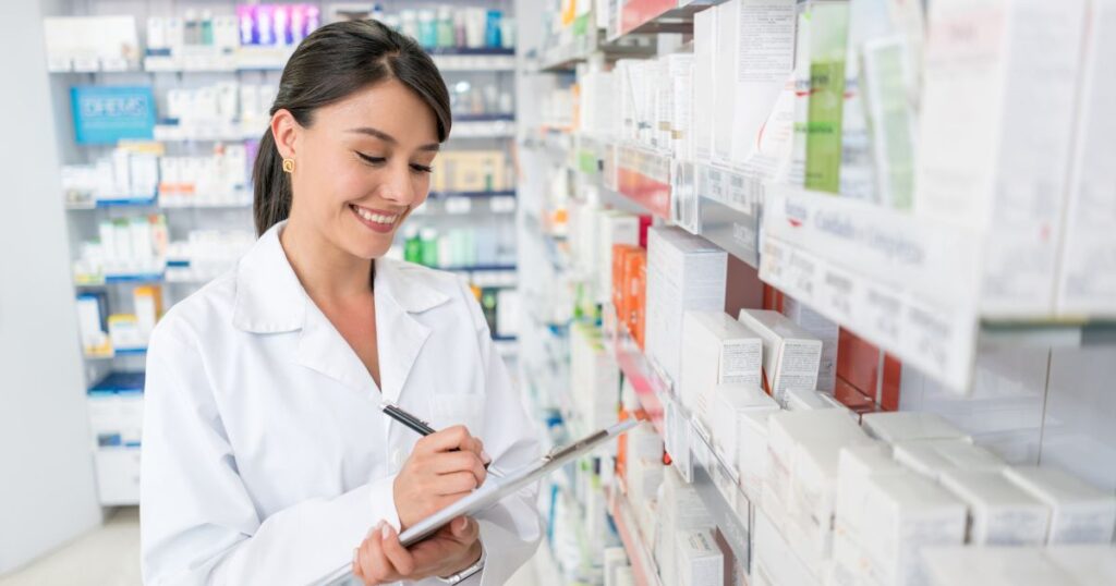 棚のくすりのメモを取る薬剤師の女性