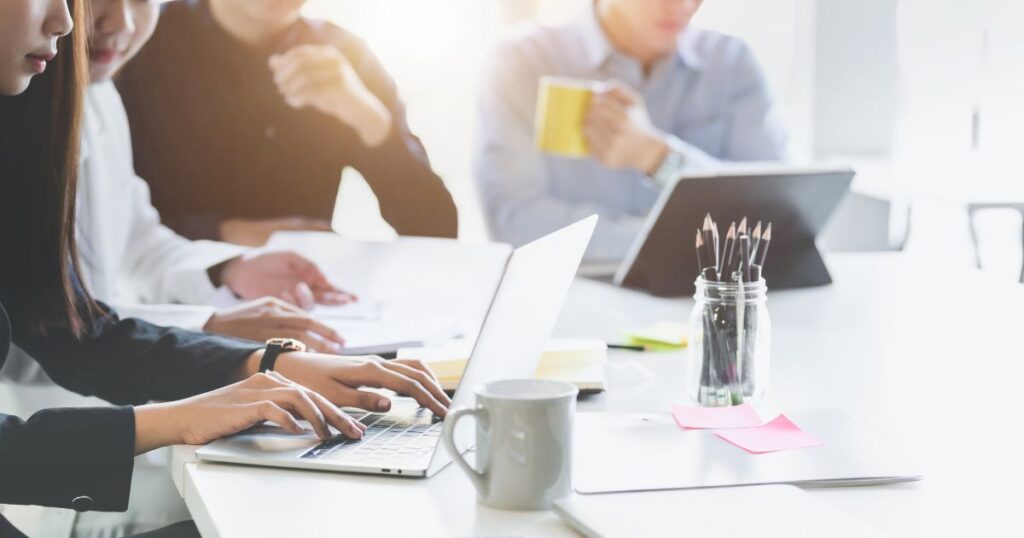 社内で仕事をする社員