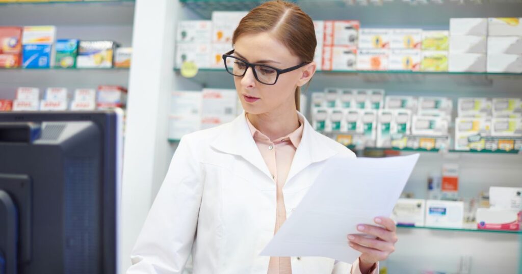 パソコンで調べごとをする薬剤師の女性