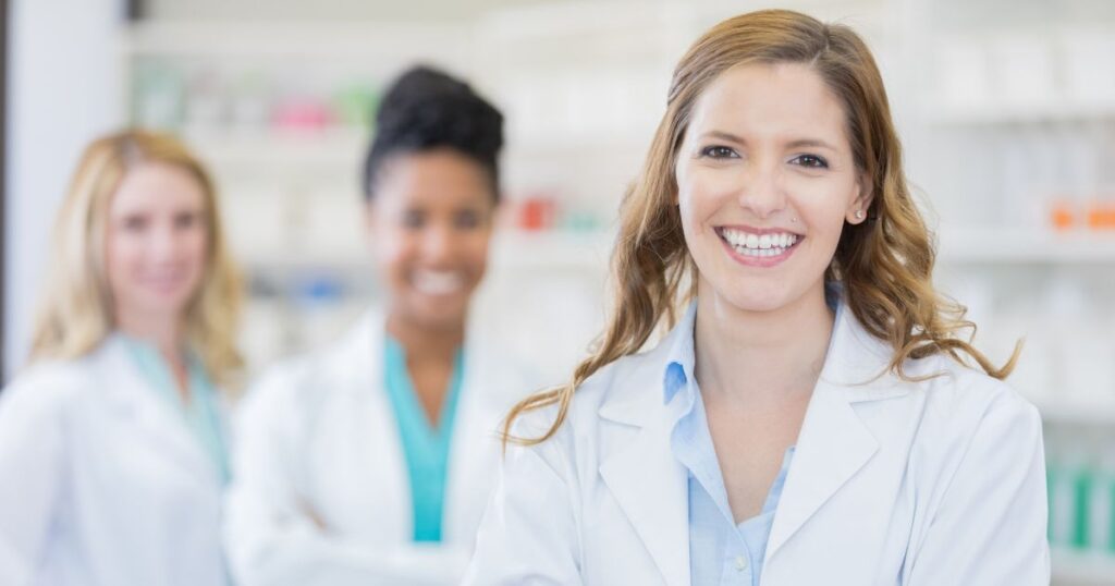 微笑む3人の女性薬剤師