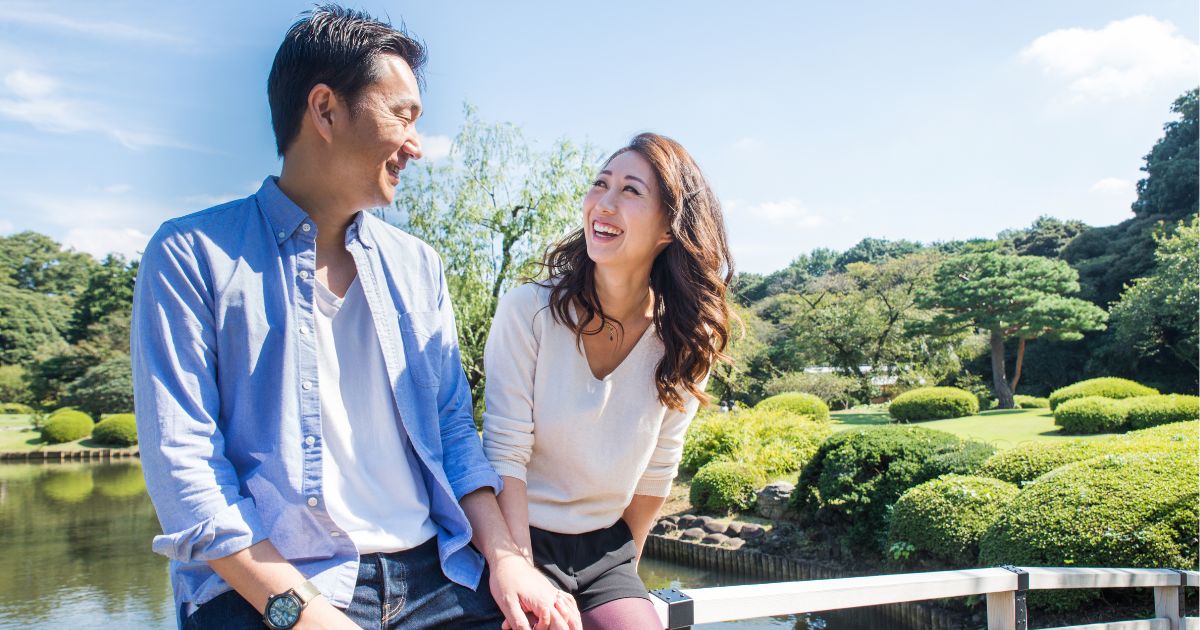 公園で楽しそうに話す男女