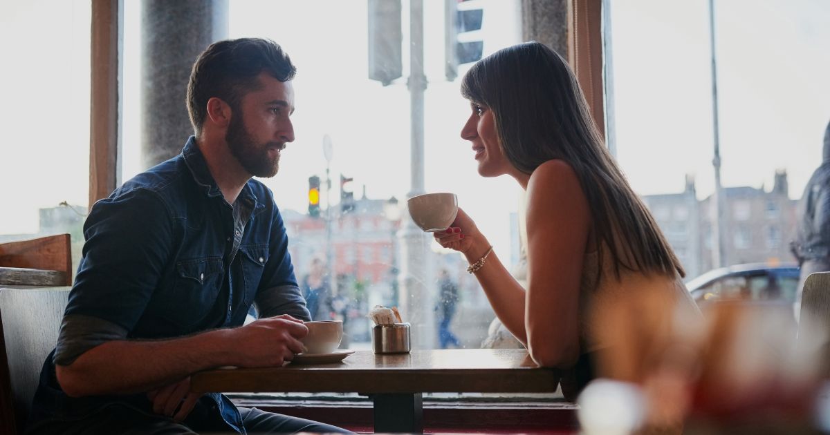 カフェで話をするセカンドパートナーの男女のアイキャッチ