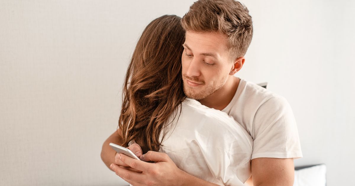 彼女がいるのに乗り換えを考えている男性のイメージ