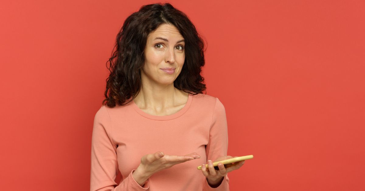 返信が遅いのに話題を振ってくる人の通知に困り顔の女性
