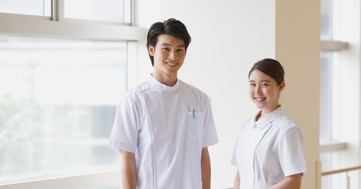 並んで立つ男性看護師と女性看護師