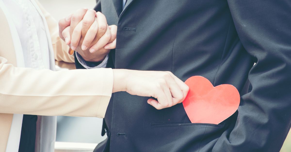 男性のポケットにハートマークを忍ばせる女性