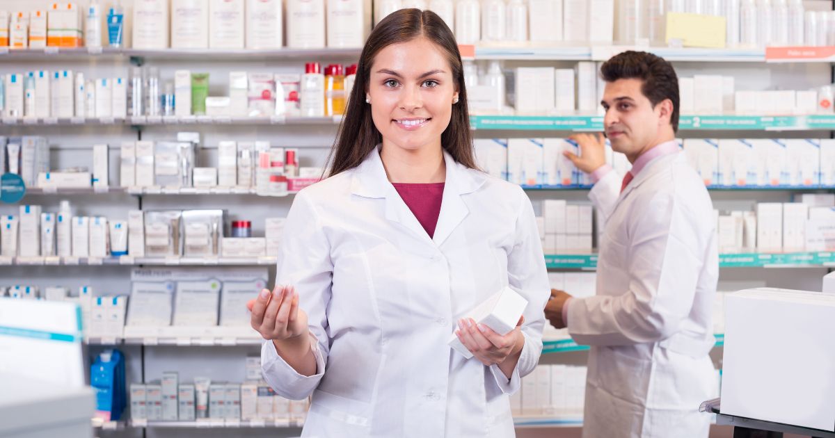 薬剤師の女性と男性